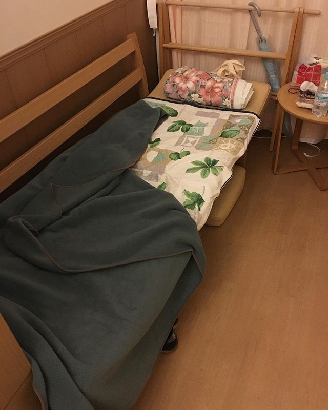 病院到着。今宵の寝床。これからメシだし_:(´ཀ`」 ∠):